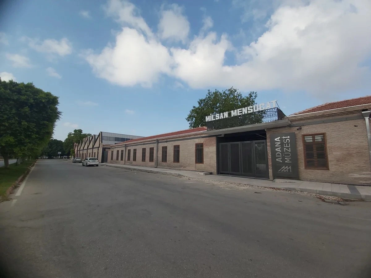 Adana Müzesi, klasik mimarisi ve sakin atmosferiyle dikkat çekiyor.