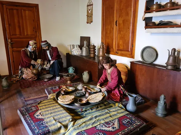 Adana Müzesi'nde tarihi kıyafetler giymiş kişilerin etkinliği