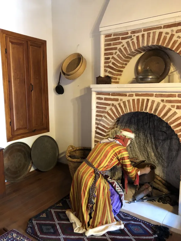 Adana müzesinde geleneksel iç mekan ve figür ile şömine.