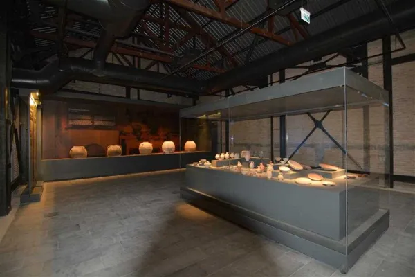 Adana Müzesi iç mekanında modern tasarım ve tarihi eserler, ferah bir atmosfer sunuyor.