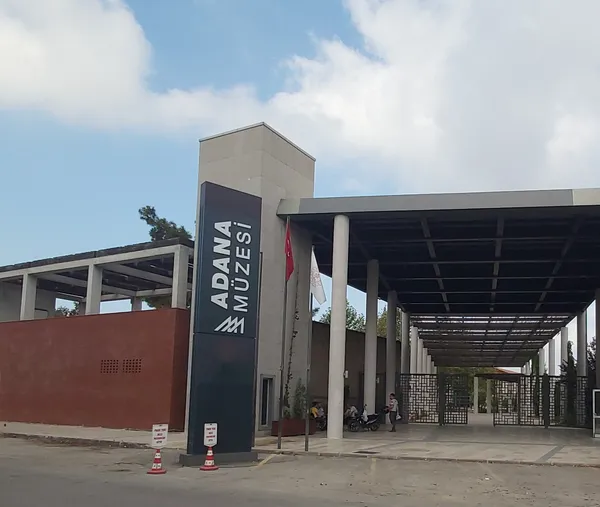 Adana Müzesi'nin modern giriş alanı ve tabelası.