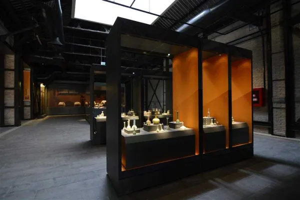 Adana Müzesi'nin modern iç mekanı, endüstriyel tasarım ve sıcak atmosfer ile dikkat çekiyor.