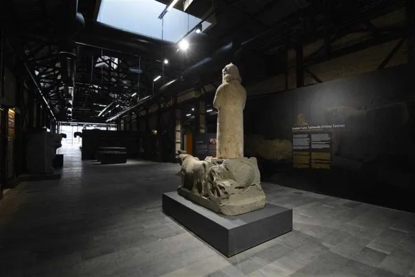 Adana Müzesi'nde sergilenen eserler, modern atmosferde dikkat çekici bir heykel ve sıcak aydınlatma ile sunuluyor.