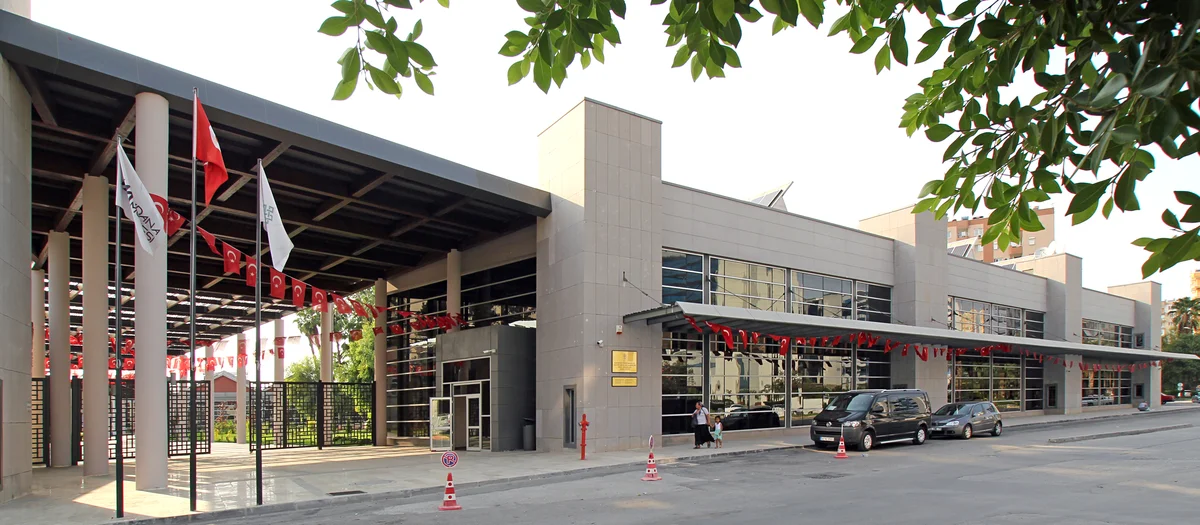 Adana Müzesi Modern Yapısı Adana Müzesi'nin modern yapısı, cam cephesi ve Türk bayraklarıyla.