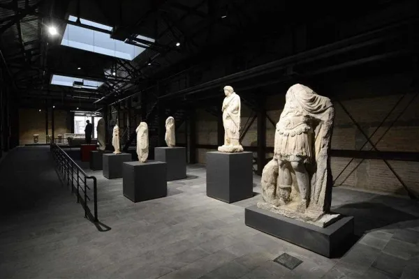 Adana Müzesi'nde heykellerle dolu etkileyici bir sergi atmosferi.