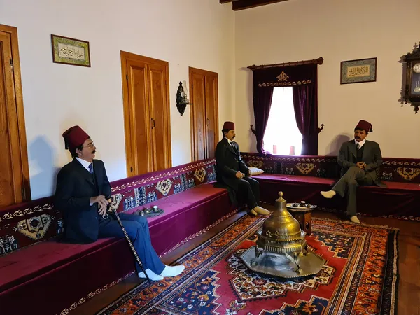 Adana Müzesi'nde Osmanlı kıyafetli erkek figürleriyle tarihi iç mekan.