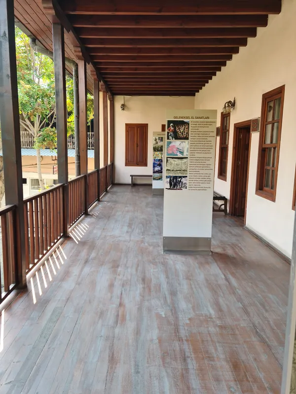 Adana Müzesi'nde geniş veranda ve geleneksel el sanatları bilgileri.