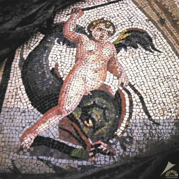 Anavarza Ören Yeri'ndeki antik mozaik, kanatlı figür ve canavar temasıyla dikkat çekiyor.