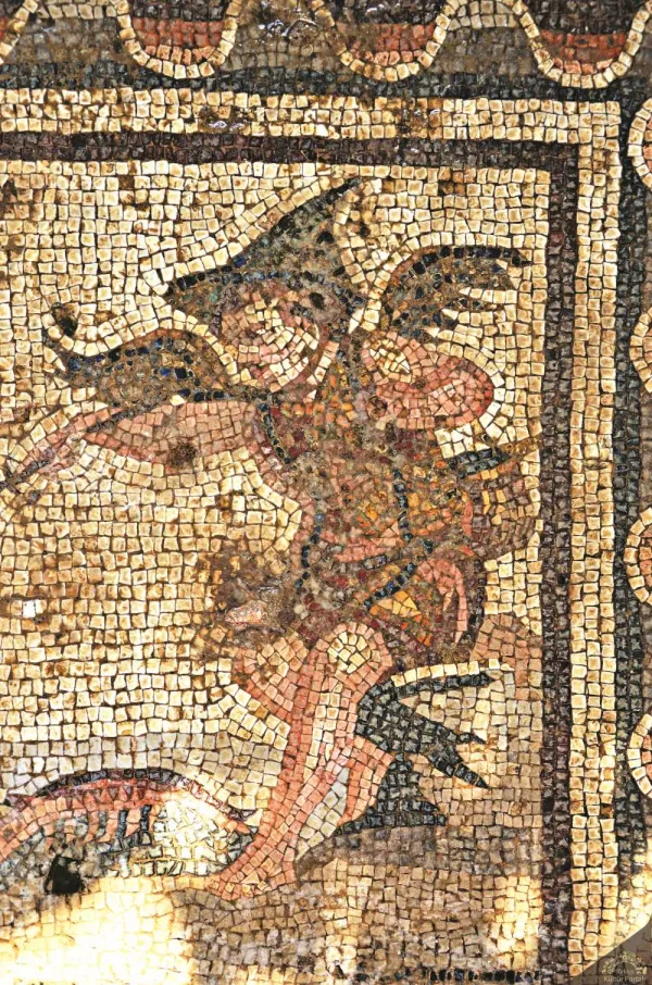 Detaylı mozaik parçası, antik dönem sanatının zarif bir örneği.