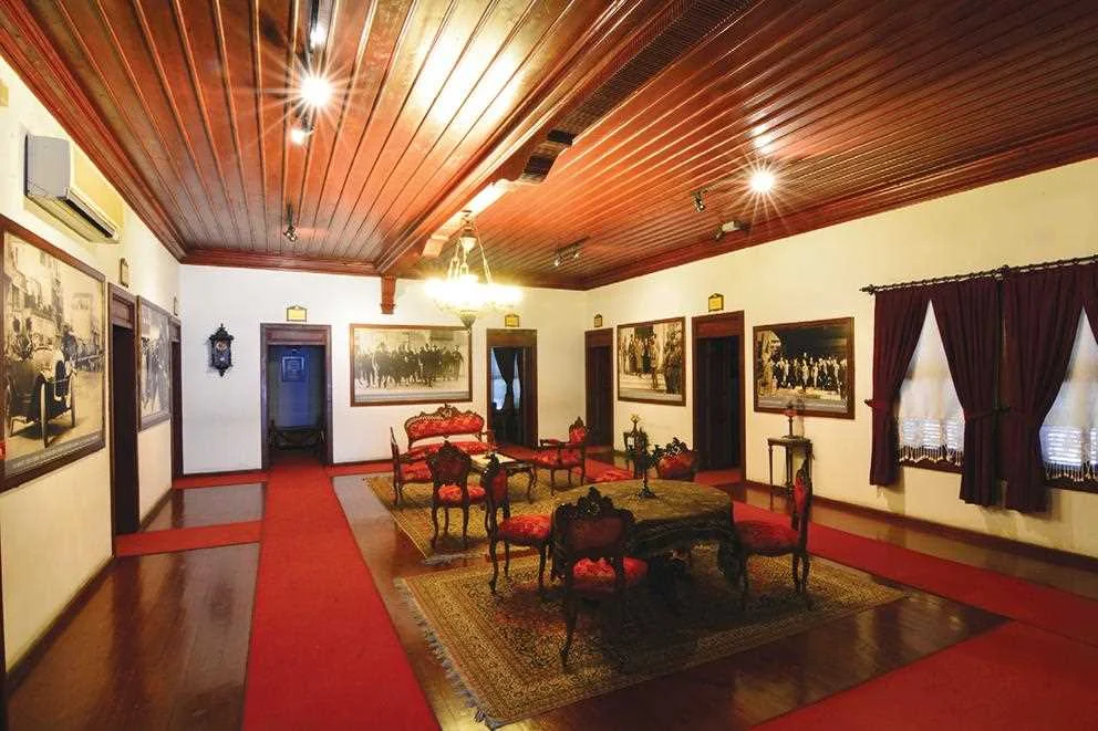 Tarihi bir oturma odası, vintage mobilyalar ve sıcak atmosfer.