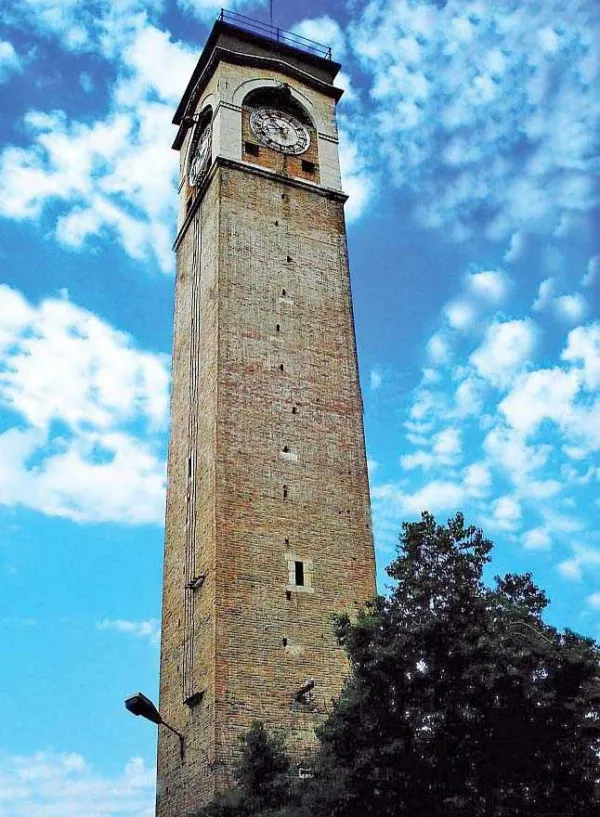 Adana Büyük Saat Kulesi: Osmanlı'dan Cumhuriyet'e Şehrin Simgesi