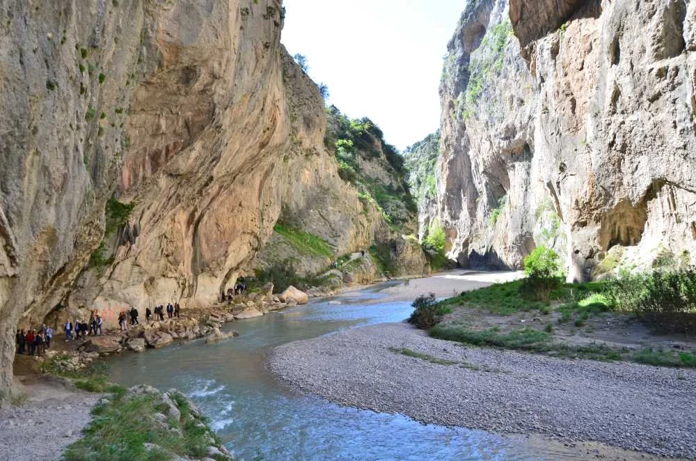 Kapıkaya Kanyonu'nda yaz aylarında huzur veren doğal manzara; kanyon duvarları ve akarsuyun görüntüsü.