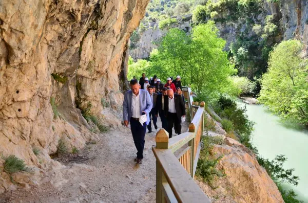 Kapıkaya Kanyonu'nda yaz mevsiminde yürüyüş yapan insanlar, doğal güzelliklerle çevrili huzurlu bir atmosfer.