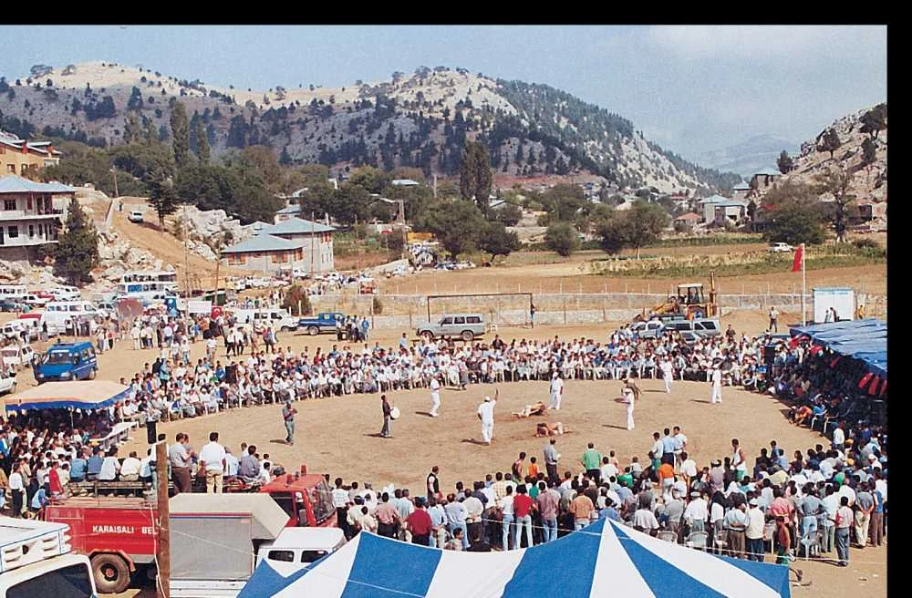 Kızıldağ Yaylası'nda Geleneksel Etkinlik Kızıldağ Yaylası'nda yaz mevsiminde düzenlenen geleneksel etkinlik, kalabalık bir atmosfer sunuyor.