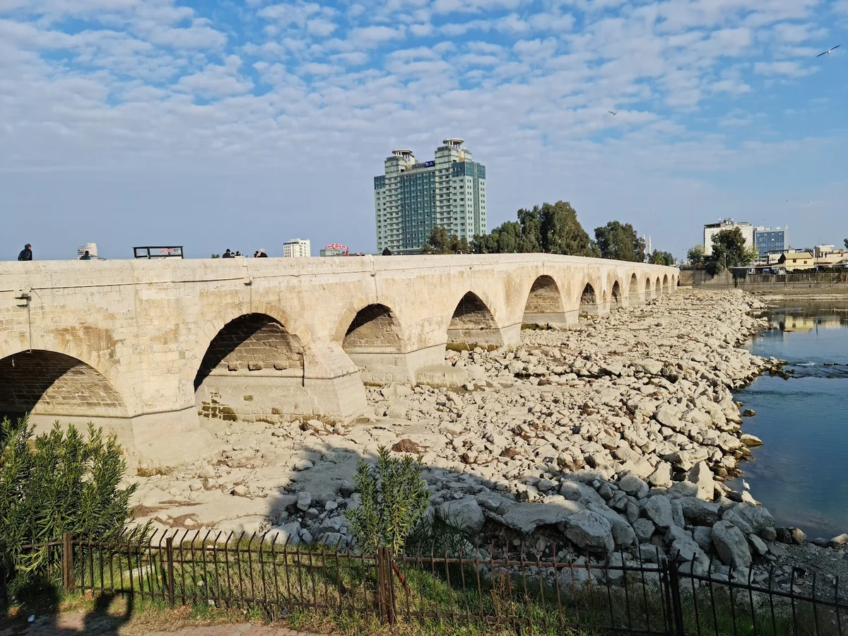 Adana Taş Köprü Rehberi: 15 Yıllık Deneyimimle Gezilecek Yerler ve Pratik Tavsiyeler