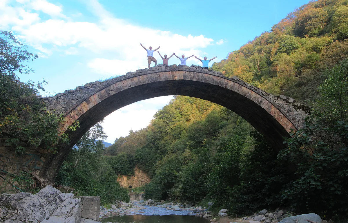 Taş köprü, yeşil vadide nehirin üzerindedir. Taş köprü, yeşil vadide nehirin üzerindedir.