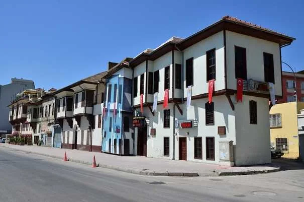 Tarihi sokak manzarası - Tepebağ Evleri, güneşli bir gün! Tepebağ Evleri'nde güneşli bir günde, pastel tonlarda tarihi evler ve masmavi gökyüzü.