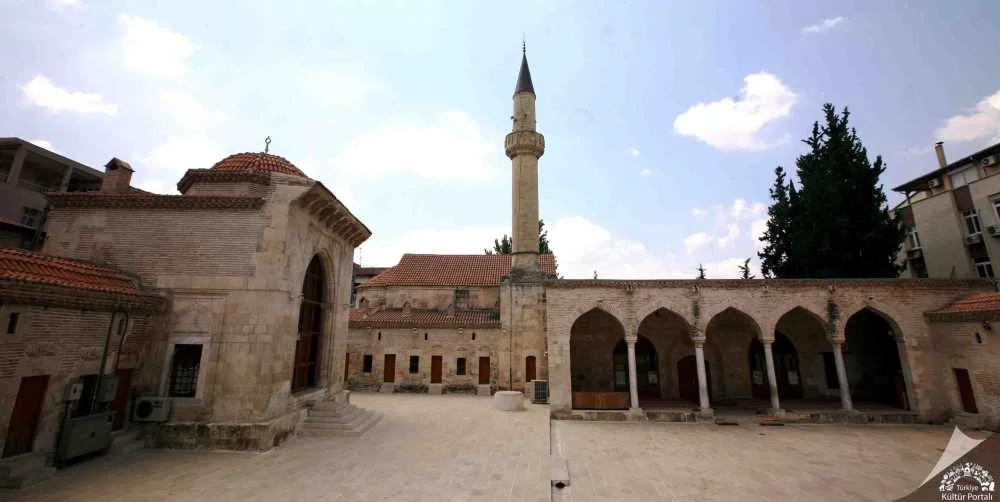 Yağ Camii - Tarihi ve Mimari Güzellik Yağ Camii avlusu, zarif minare ve Osmanlı mimarisiyle huzurlu bir atmosfer sunuyor.