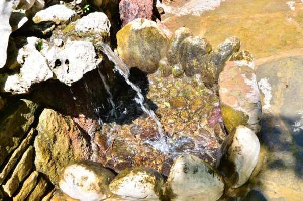 Yerköprü Mesire Alanı'nda su birikintisi, doğal taşlar ve huzur verici atmosfer.