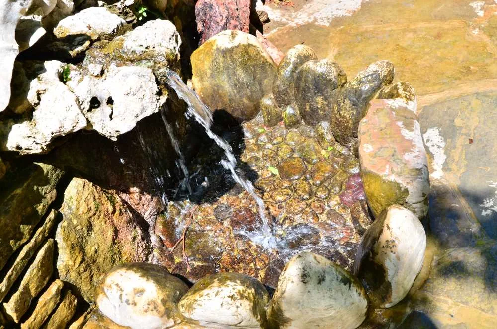 Yerköprü Mesire Alanı: Doğanın Huzuru Yerköprü Mesire Alanı'nda su birikintisi, doğal taşlar ve huzur verici atmosfer.
