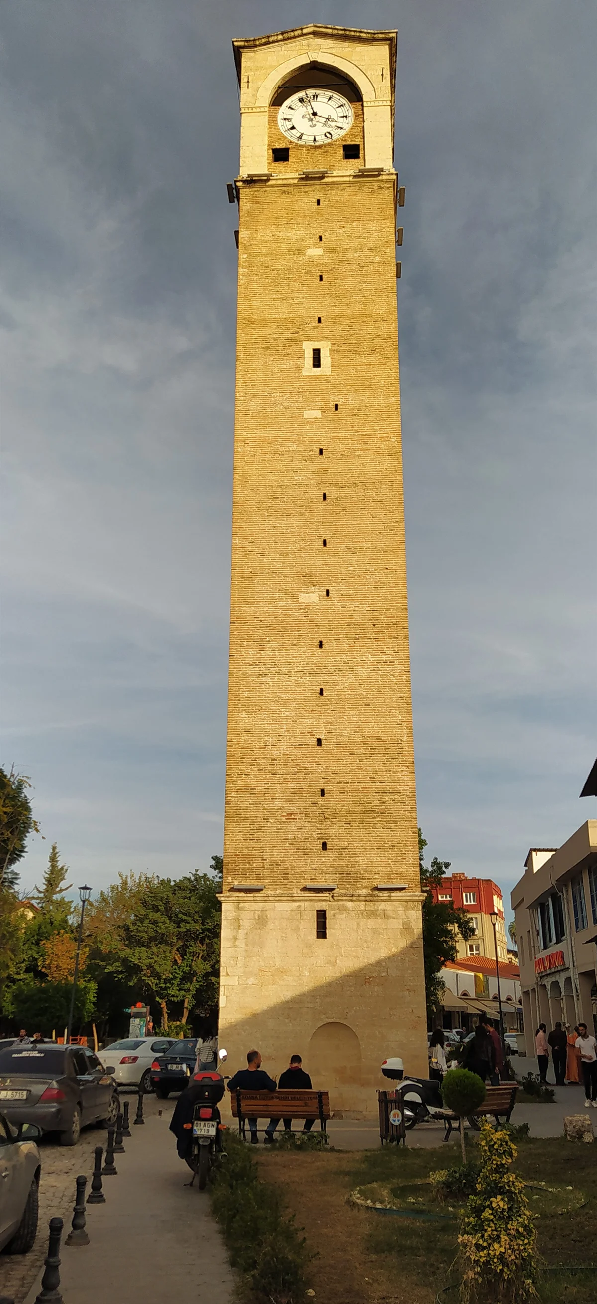Büyük saat kulesi ve etrafındaki hareketli cadde görüntüsü.