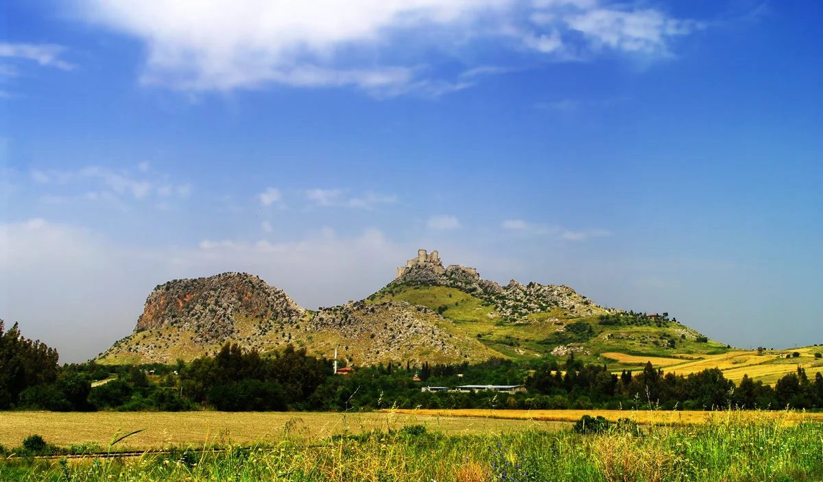 Yılan Kalesi Adana'nın vadi manzarası ve tarihi kalıntıları.