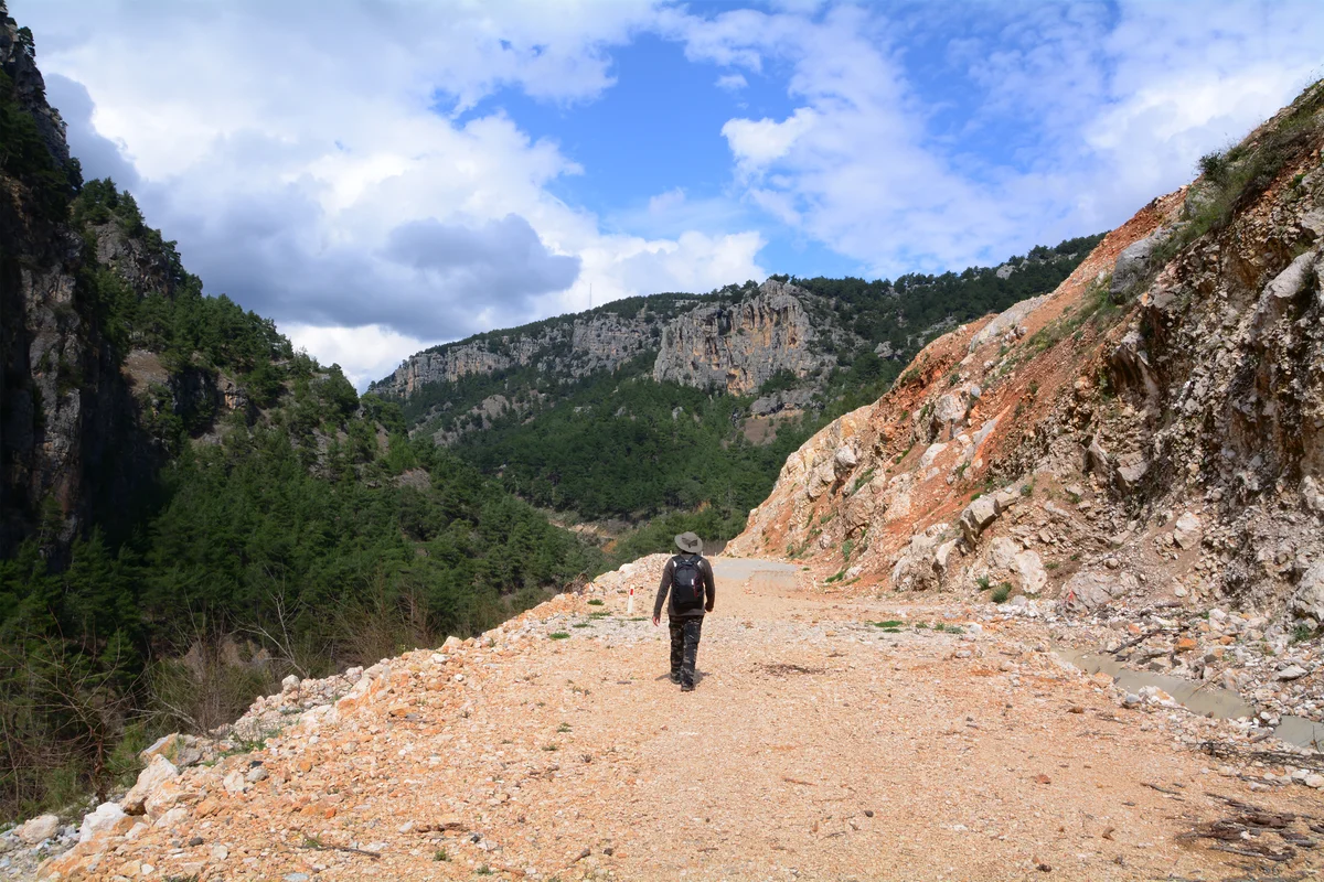 Kapıkaya Kanyonu'nda Doğayla İç İçe Yürüyüş Kapıkaya Kanyonu'nda yürüyen turist, dağlık ve ormanlık alan.