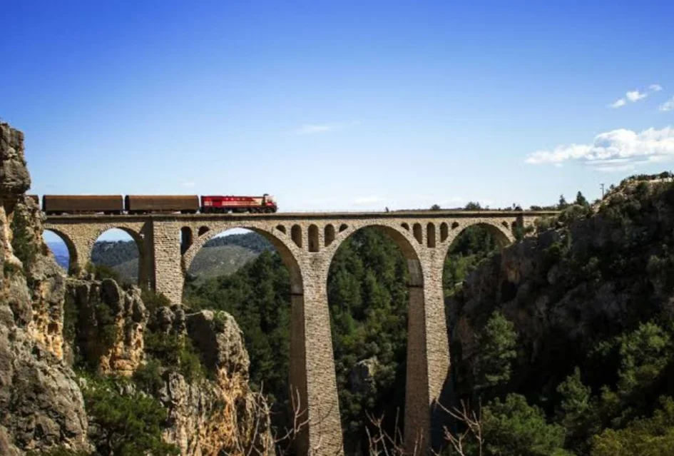 Varda Köprüsü'nde ilerleyen tren ve doğal manzara.