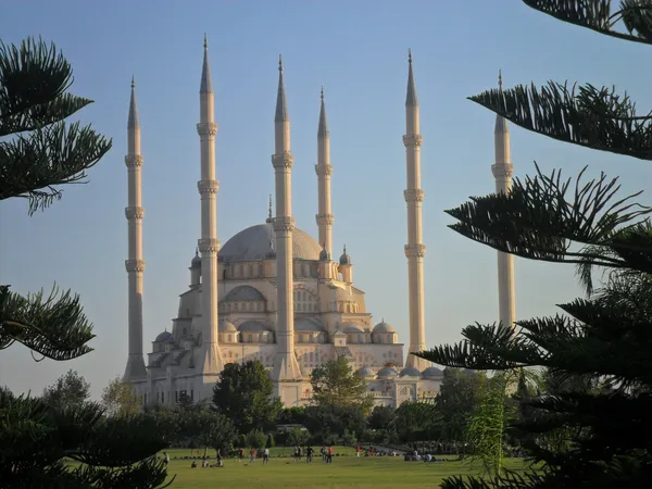 Sabancı Merkez Camii, yüksek minareleri ve geniş kubbeleriyle dikkat çekiyor.