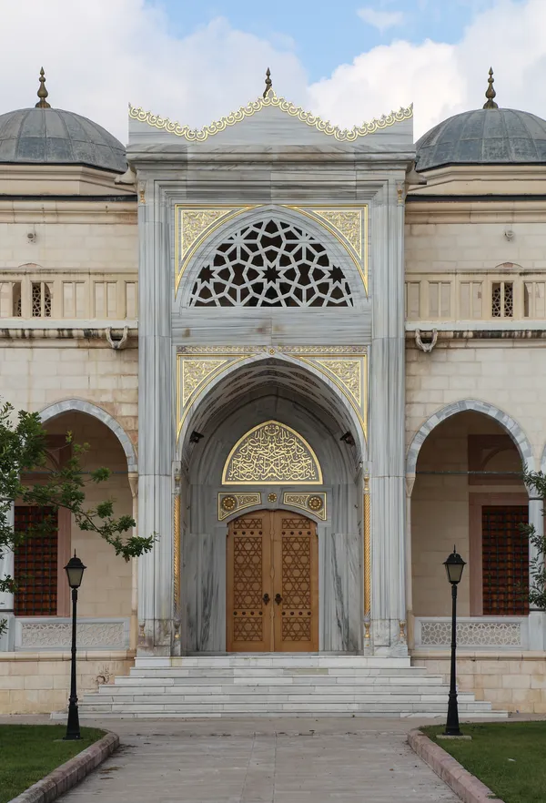 Sabancı Merkez Camii'nin zarif mimarisi ve çevresi.