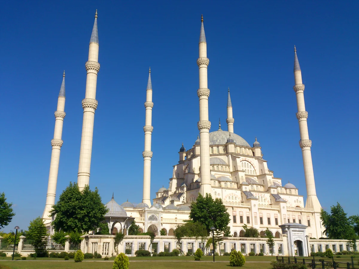 Sabancı Merkez Camii - İhtişamlı Yapı ve Doğa Manzarası Sabancı Merkez Camii, mavi gökyüzü altında huzur verici bir manzara.