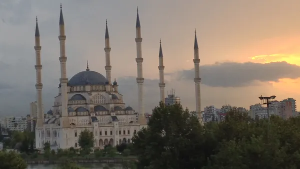 Sabancı Merkez Camii'nin etkileyici yapısı ve çevresi