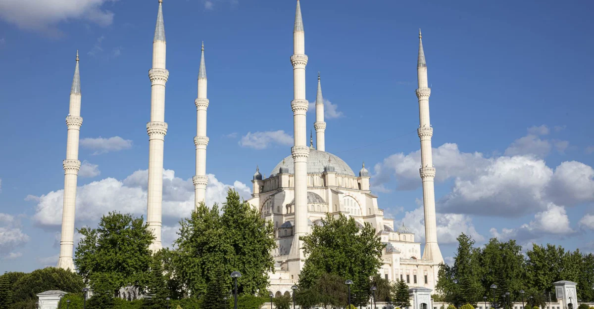 Beyaz taşlardan inşa edilmiş Sabancı Merkez Camii, yemyeşil ağaçlarla çevrili etkileyici mimarisiyle dikkat çekiyor.