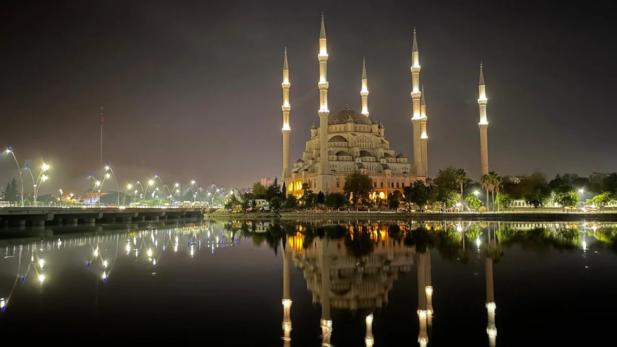 Sabancı Merkez Camii'nin Gece Görünümü Işıklandırılmış Sabancı Merkez Camii'nin su yansıması ve çevresindeki yürüyüş yolları