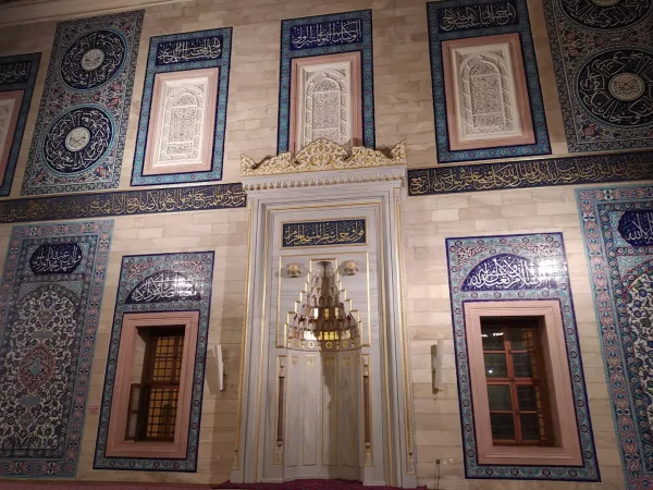 Zengin çini ve kaligrafi ile süslü Sabancı Merkez Camii iç mekânı