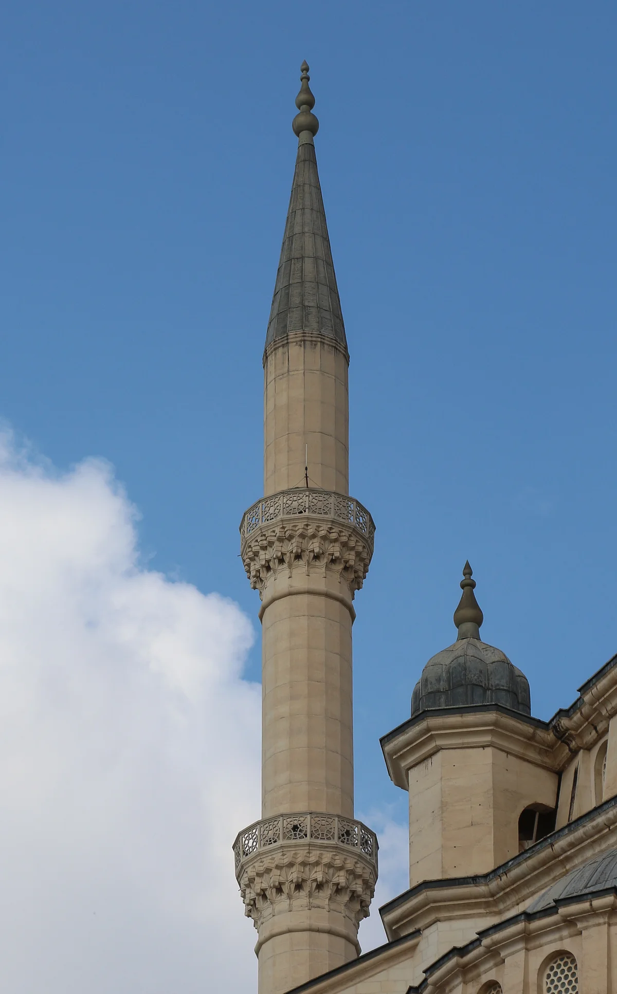 Sabancı Merkez Camii Minaresi Görseli Sabancı Merkez Camii minaresi, zarif yapısı ve detaylarıyla ön planda.