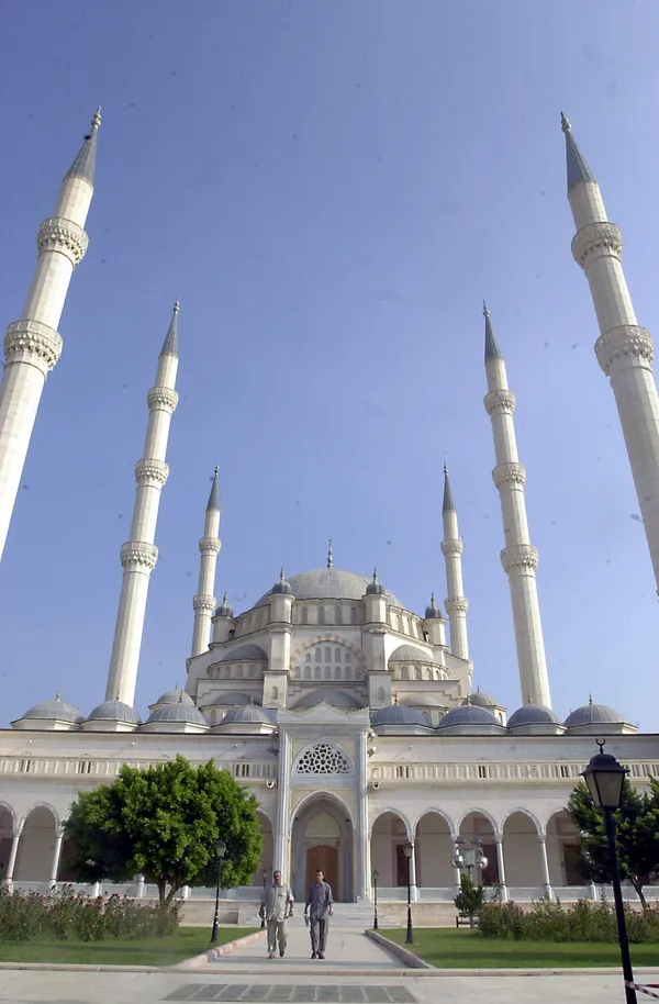 Sabancı Merkez Camii, ince minareleri ve zarif mimarisiyle dikkat çekiyor.