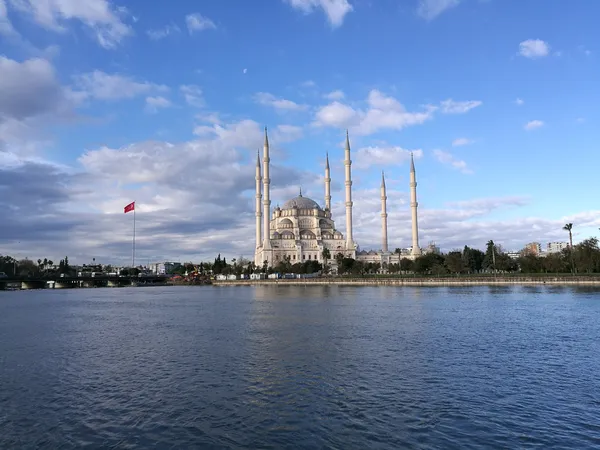 Sabancı Merkez Camii, altın kubbesi ve yeşil alanlarla huzurlu bir görüntü sunuyor.