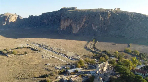 Anavarza ören yerinde tarihi kalıntılar ve yüksek dağ silueti ön planda.