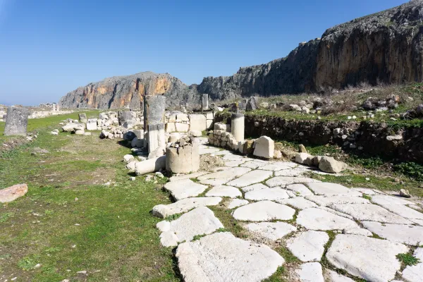 Antik Anavarza Ören Yeri'nde büyük taş yol ve yuvarlak sütunlar