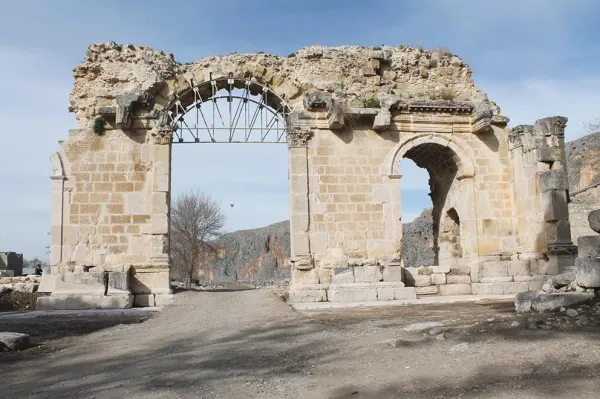 Zarif taş işçiliğiyle inşa edilmiş, zamanla aşınmış tarihi kemer yapısı