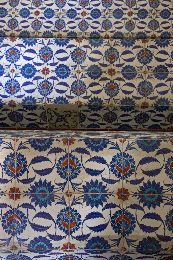 Adana Ulu Camii'nde geleneksel Türk çini desenine sahip seramik karolar.