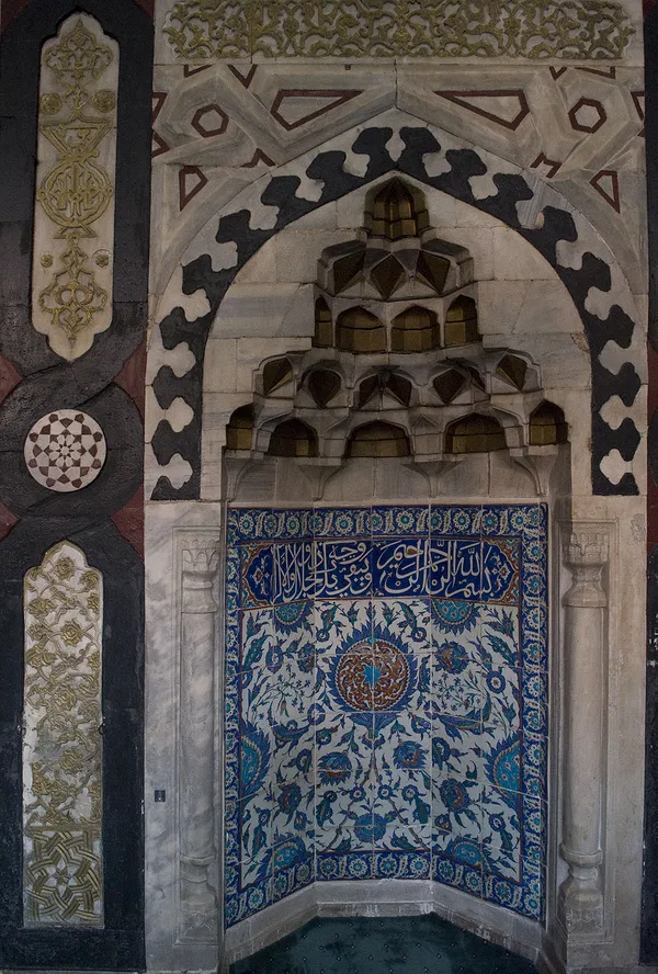 Adana Ulu Camii iç mekanında mavi-beyaz çini pano ve geometrik desenler