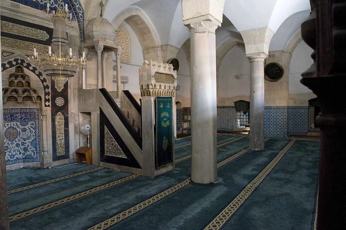 Adana Ulu Camii'nin ferah iç mekanı, mavi halı ve zarif süslemelerle. Adana Ulu Camii'nin ferah iç mekanı, mavi halı ve zarif süslemelerle.