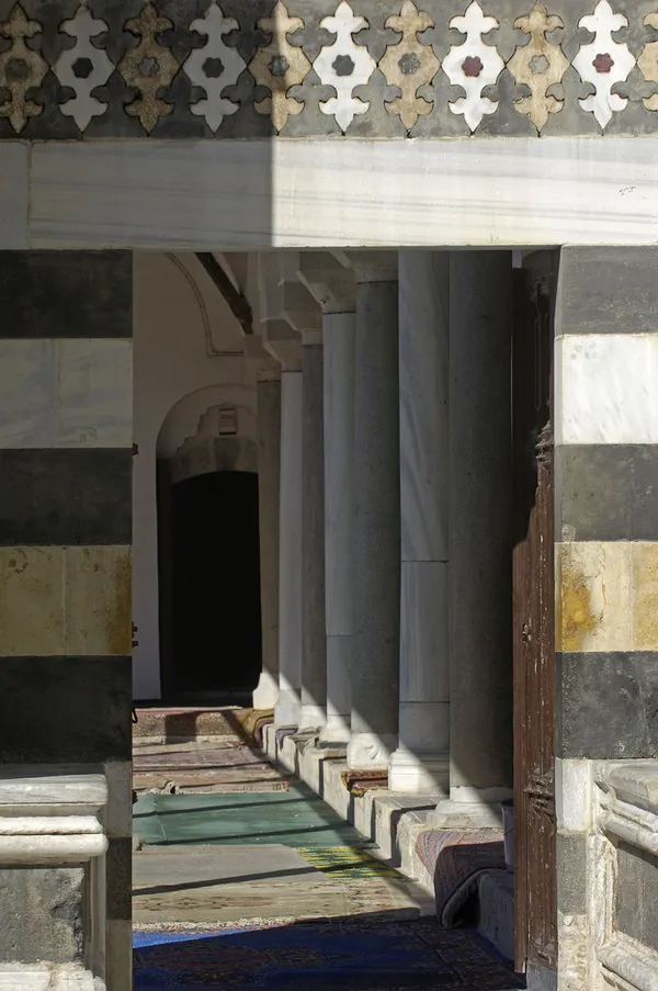 Adana Ulu Camii iç mekanında geleneksel mimari kapı görünümü.