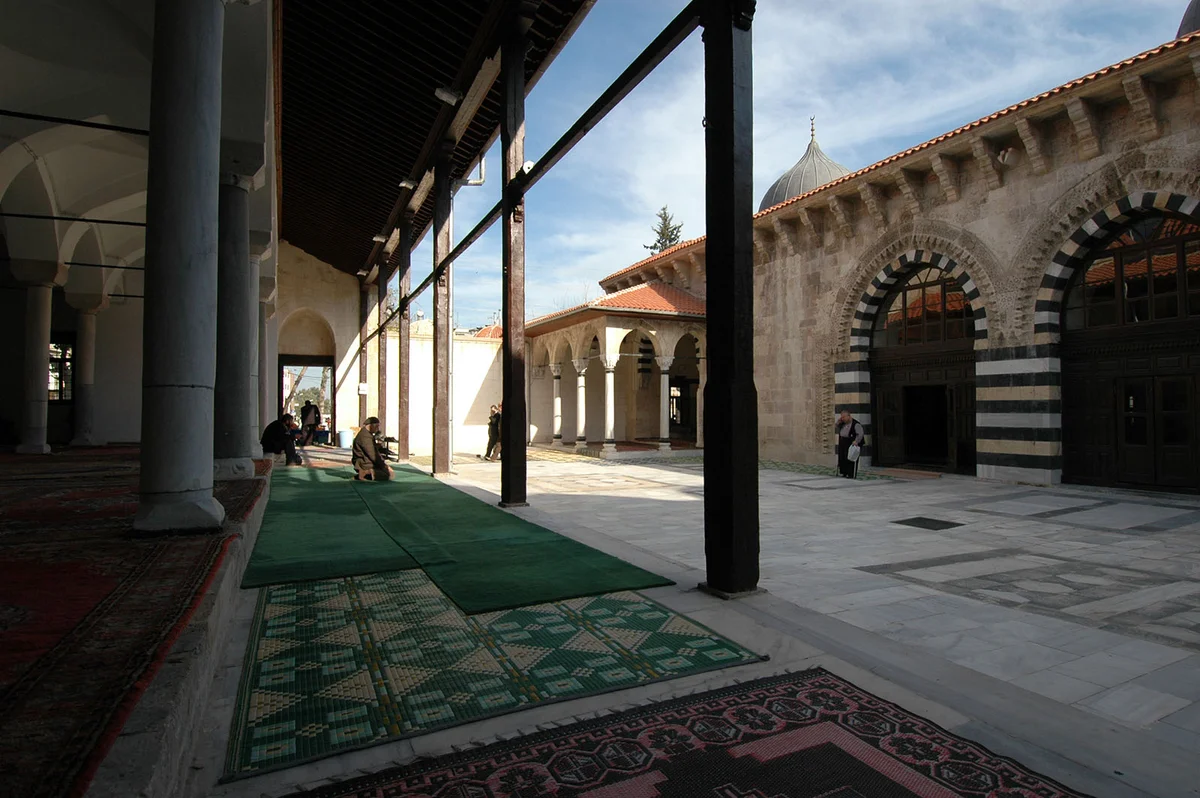 Adana Ulu Camii iç mekanında namaz kılan kişi ve ziyaretçiler. Adana Ulu Camii iç mekanında namaz kılan kişi ve ziyaretçiler.
