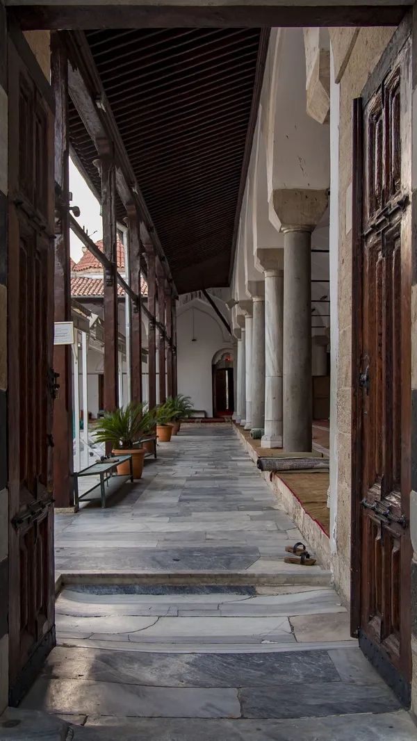 Adana Ulu Camii'nde uzun koridor, ahşap tavan ve doğal ışık.