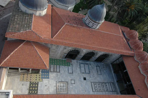 Adana Ulu Camii'nin kuşbakışı görünümü ve çevresindeki bahçe.