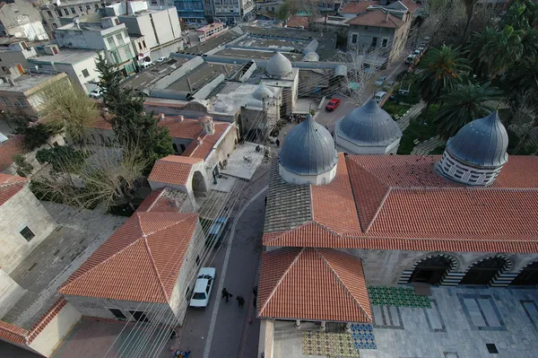 Adana Ulu Camii ve çevresindeki tarihi yapılar görünümü.
