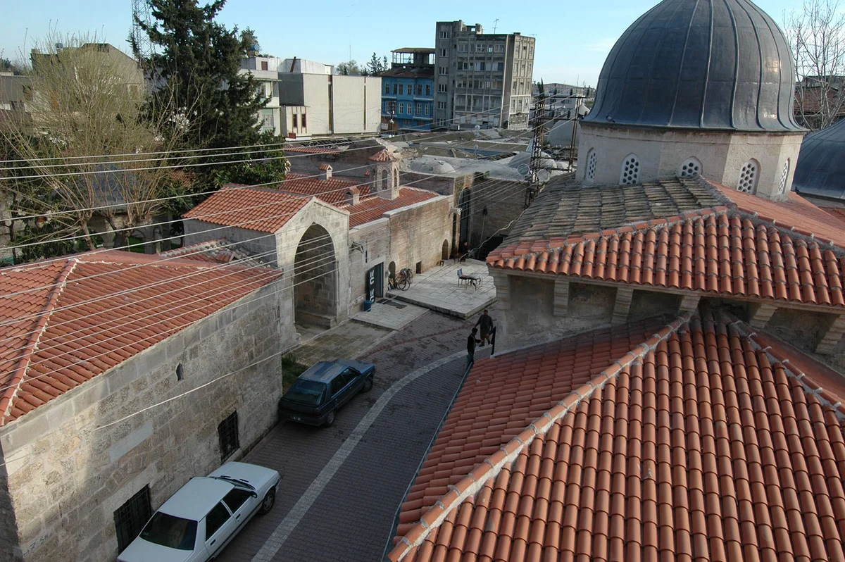 Adana Ulu Camii'nin tarihi atmosferi ve modern yaşamın birleşimi. Adana Ulu Camii'nin tarihi atmosferi ve modern yaşamın birleşimi.